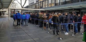 how peoples are waiting in queue to get these galaxy series smartphones in Netherland